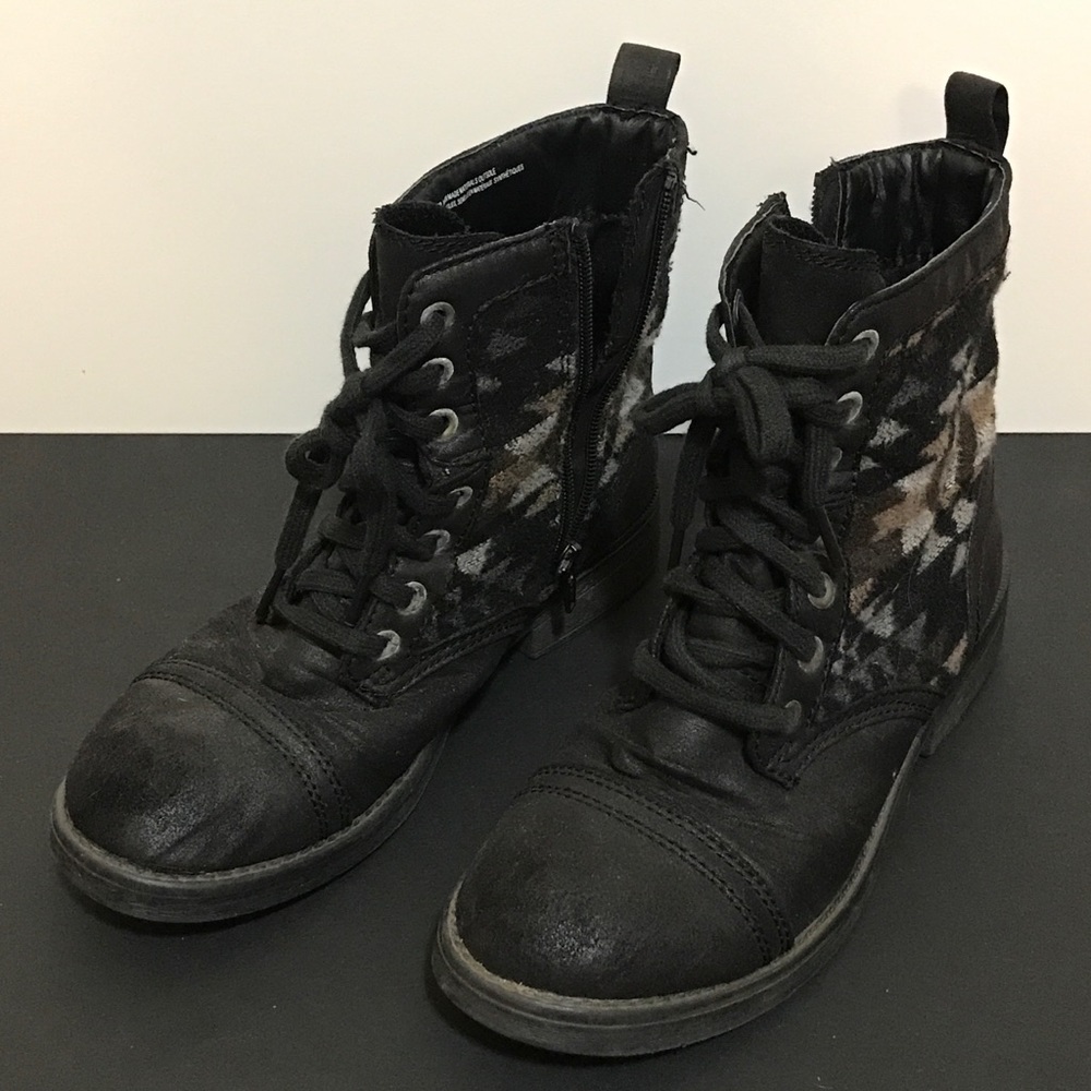 Combat boots with pattern detail